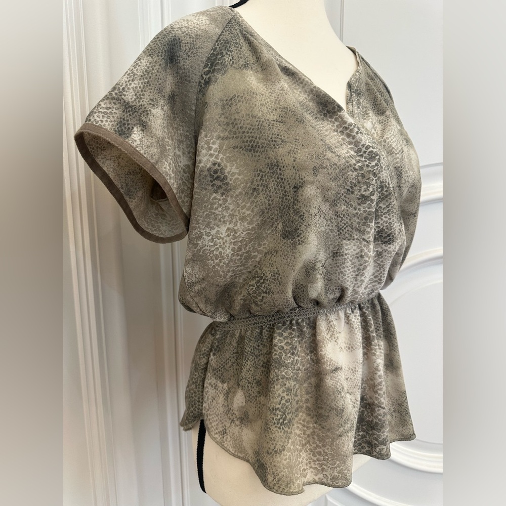 Aritzia Wilfred Y2K Snakeskin Peplum V Neck Top (Size Medium) - Picture 2 of 8